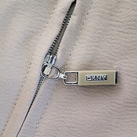 Bundle of DKNY capri and bermuda - Picture 10 of 16